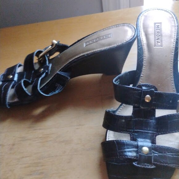 Merona Black Croc-Embossed Strappy Wedges with Gold Stud Detail in Size 7.5 - Picture 2 of 8